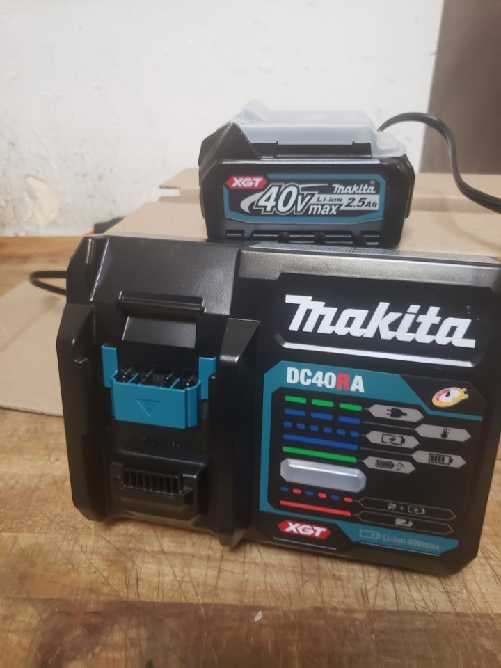 Genuine Makita 40V Max Lithium-Ion Battery and Charger Kit 2.5Ah battery “NEW”