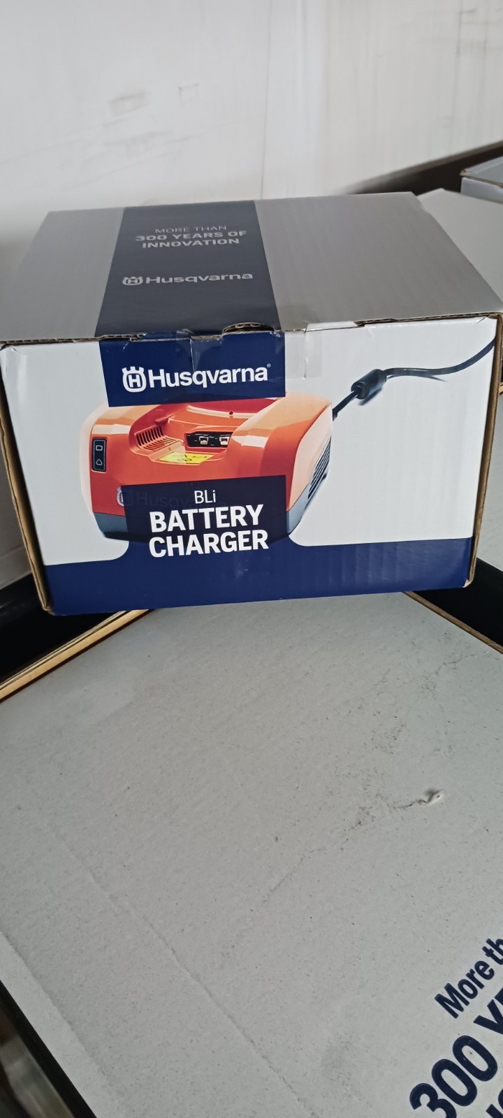 HUSQVARNA BATTERY CHARGER QC500. BATTERY NOT INCLUDED. CHARGER ONLY