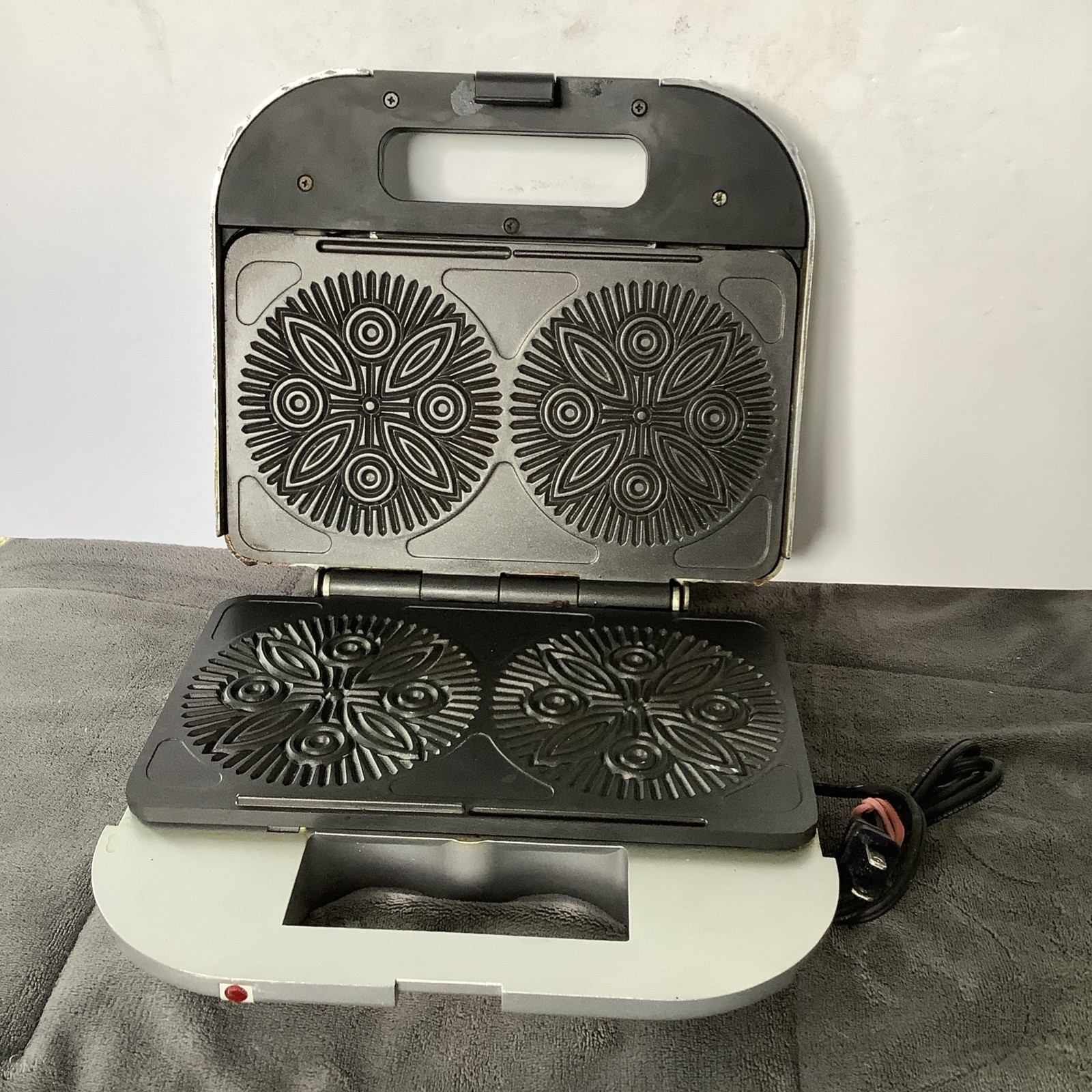 VillaWare 2060 Uno Pizzelle Maker 1000W Vintage Tested Works EUC