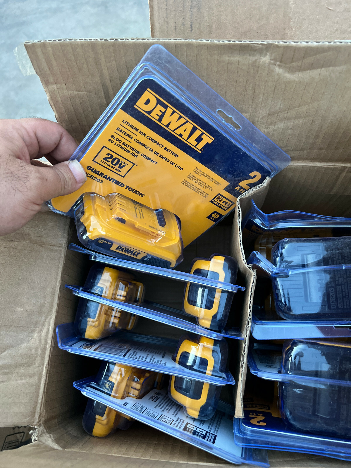 100% Genuine DeWalt DCB203 20V MAX Compact Lith-Ion 2.0Ah Battery Pack NEW