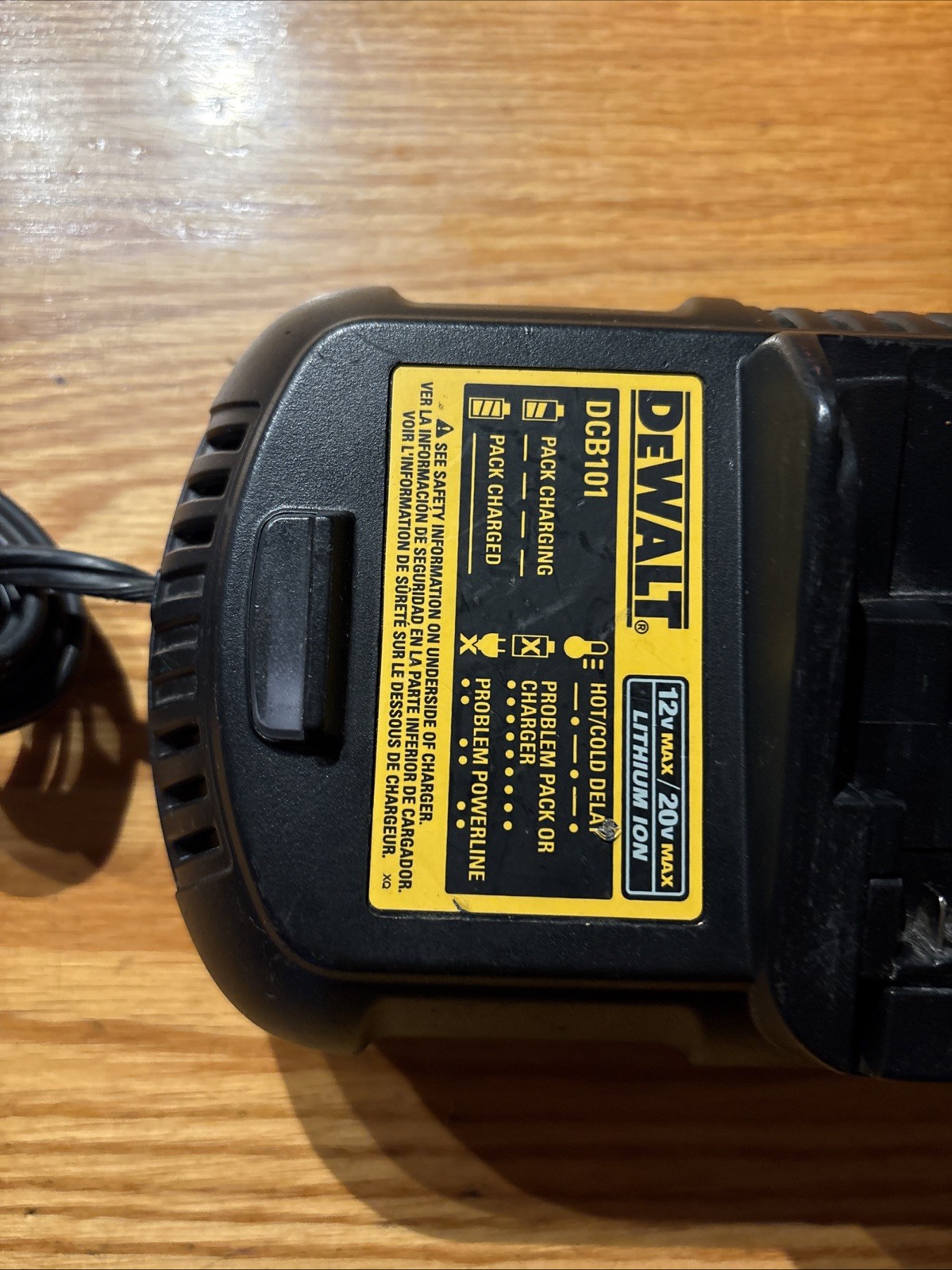DEWALT DCB101 12V – 20V MAX Lithium ion Battery / Charger