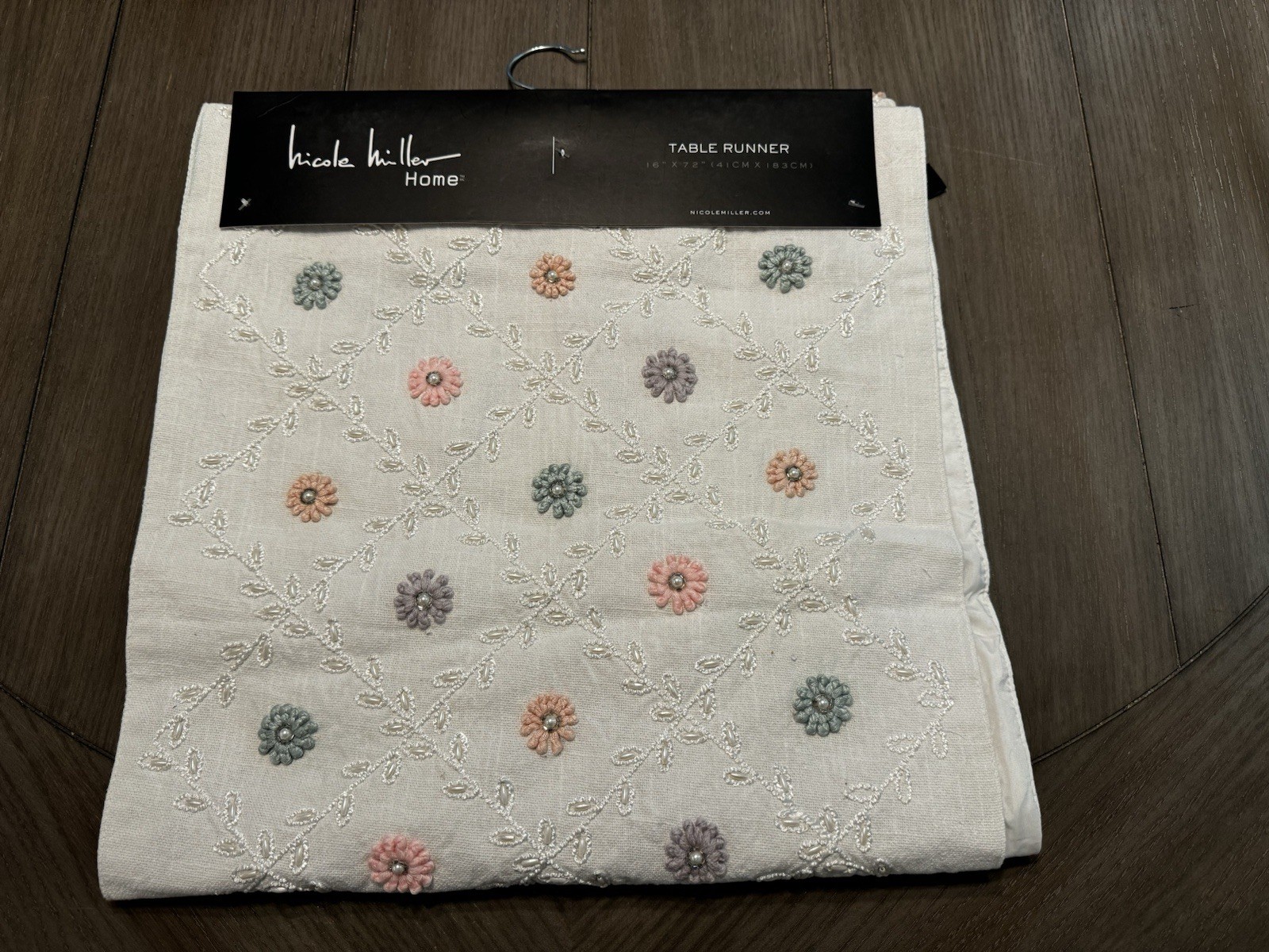Nicole Miller Table Runner 16 ” X 72″ (41 CM X 183CM) White With Flowers