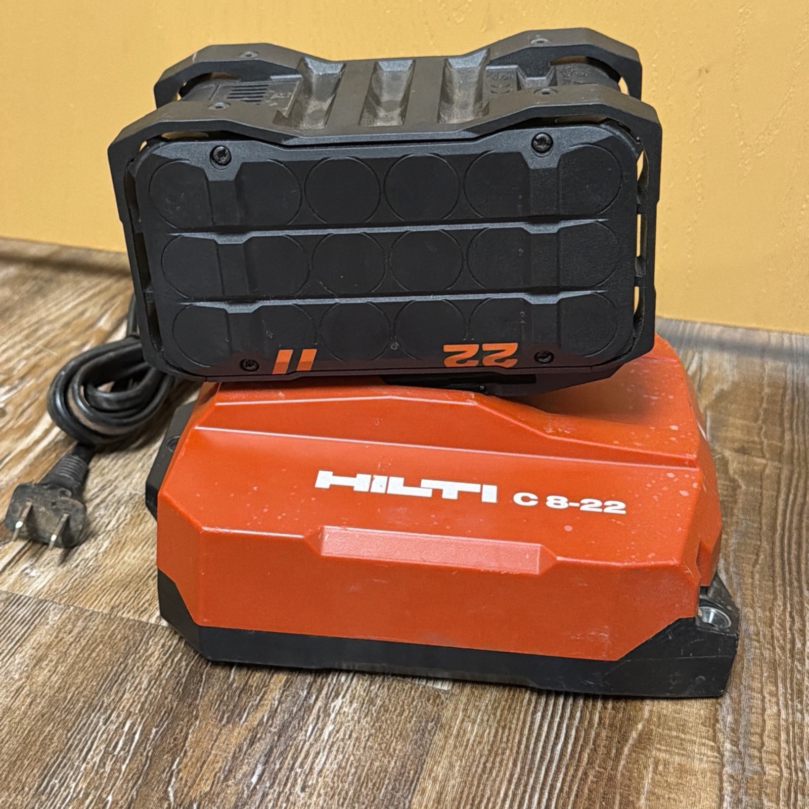 HILTI C 8-22 Nuron Charger & HILTI B 22-255 12AH BATTERY B 22-255 Li-ion