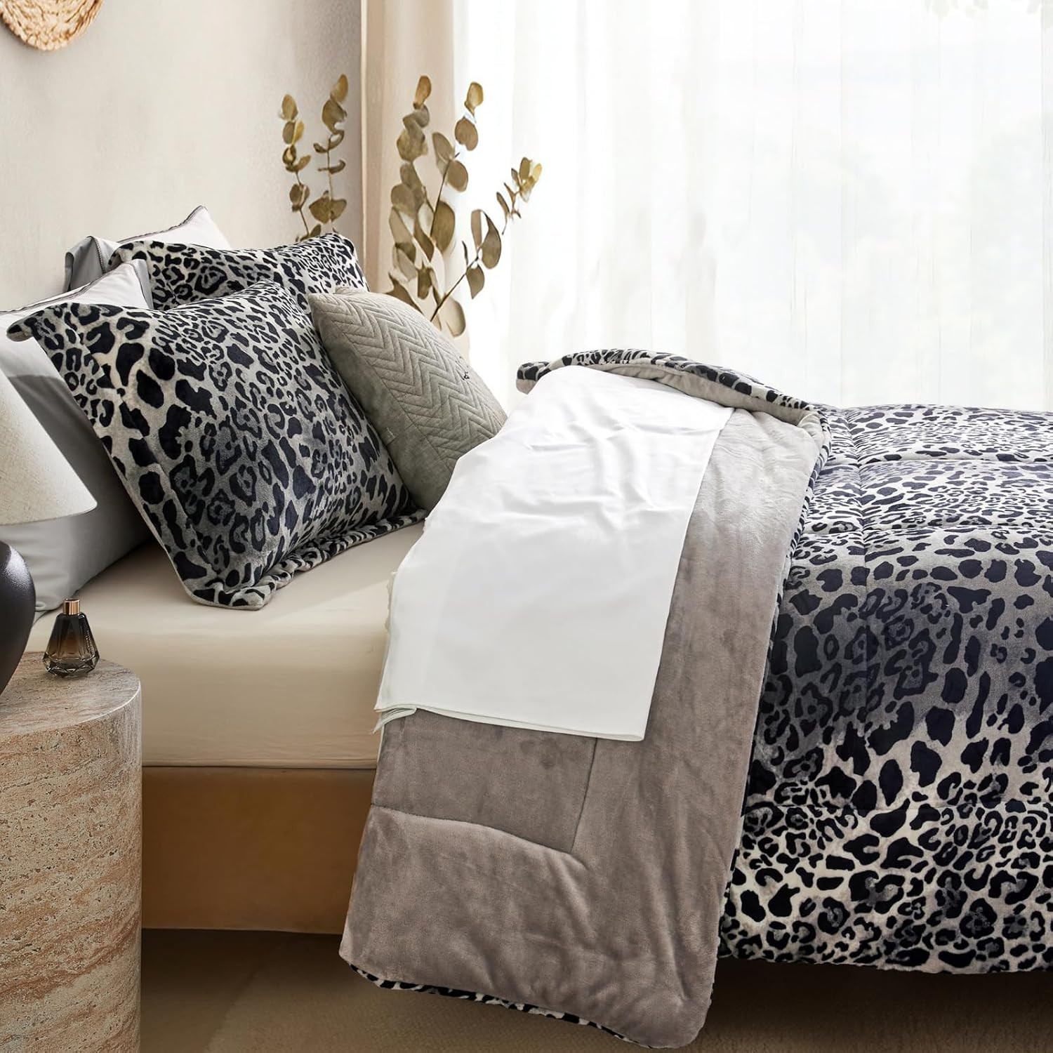 Luxury Leopard Velvet Queen Comforter Set with 2 Pillow Shams – 3 Pieces