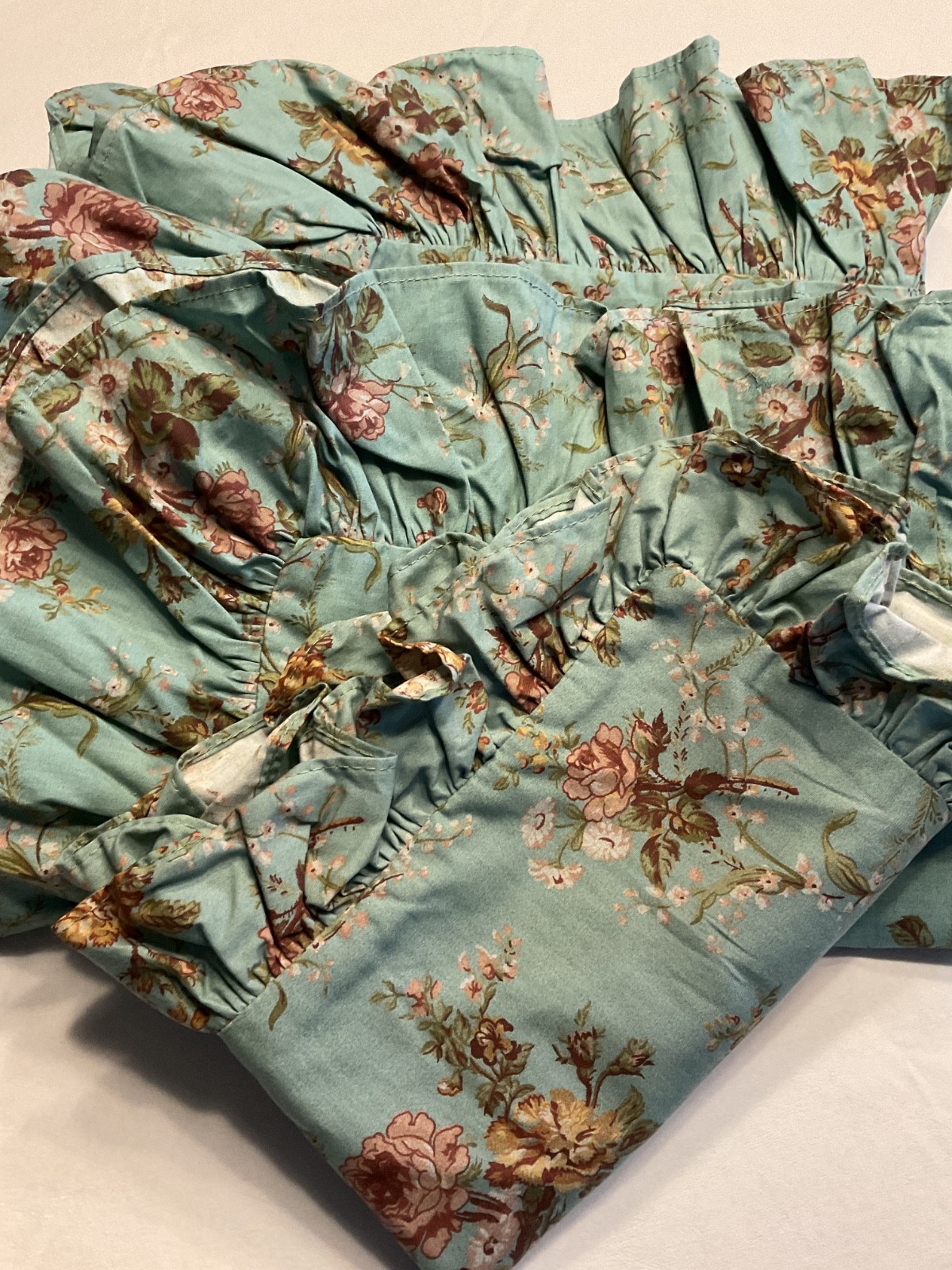 New Ralph Lauren 2pc Standard Ruffled Shams/Ruffled Throw Pillow Unknown Pattern