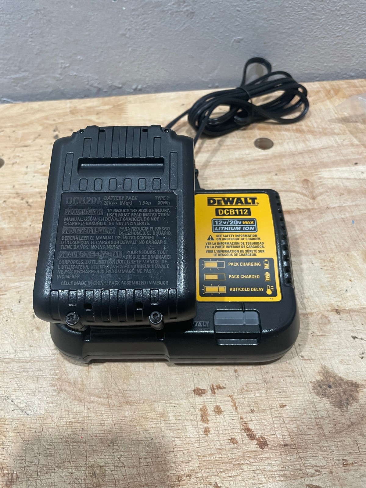 DeWALT DCB112 12V/20V MAX Lithium-Ion Battery Charger + 1 Batteries NEW