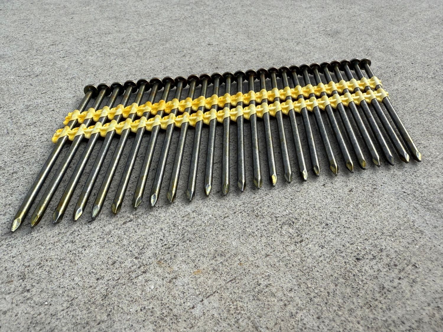 Sandbaggy 3.5 in 21 Degree Framing Nails – Plastic Collated Strip – Round Head