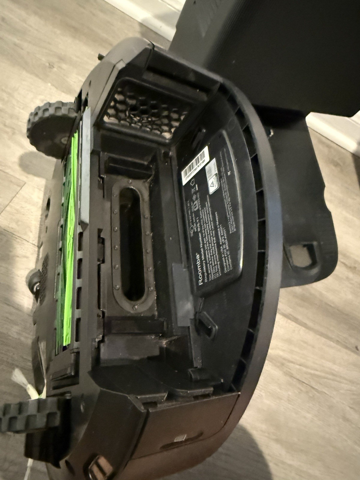 Roomba J7 Model RVE-Y1+ Self-Emptying Robot Vacuum +Clean Base Excellent Conditi