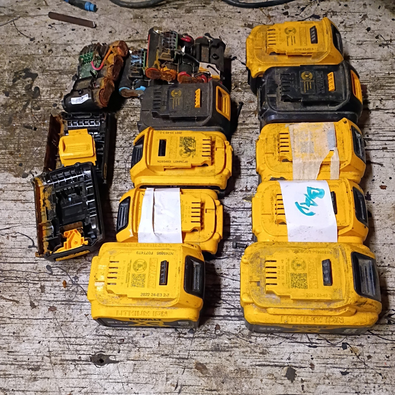 Broken- 20V MAX 6x 2Ah, 4x 4Ah,1x 5Ah, 1x 8Ah Battery batterys- Parts Only