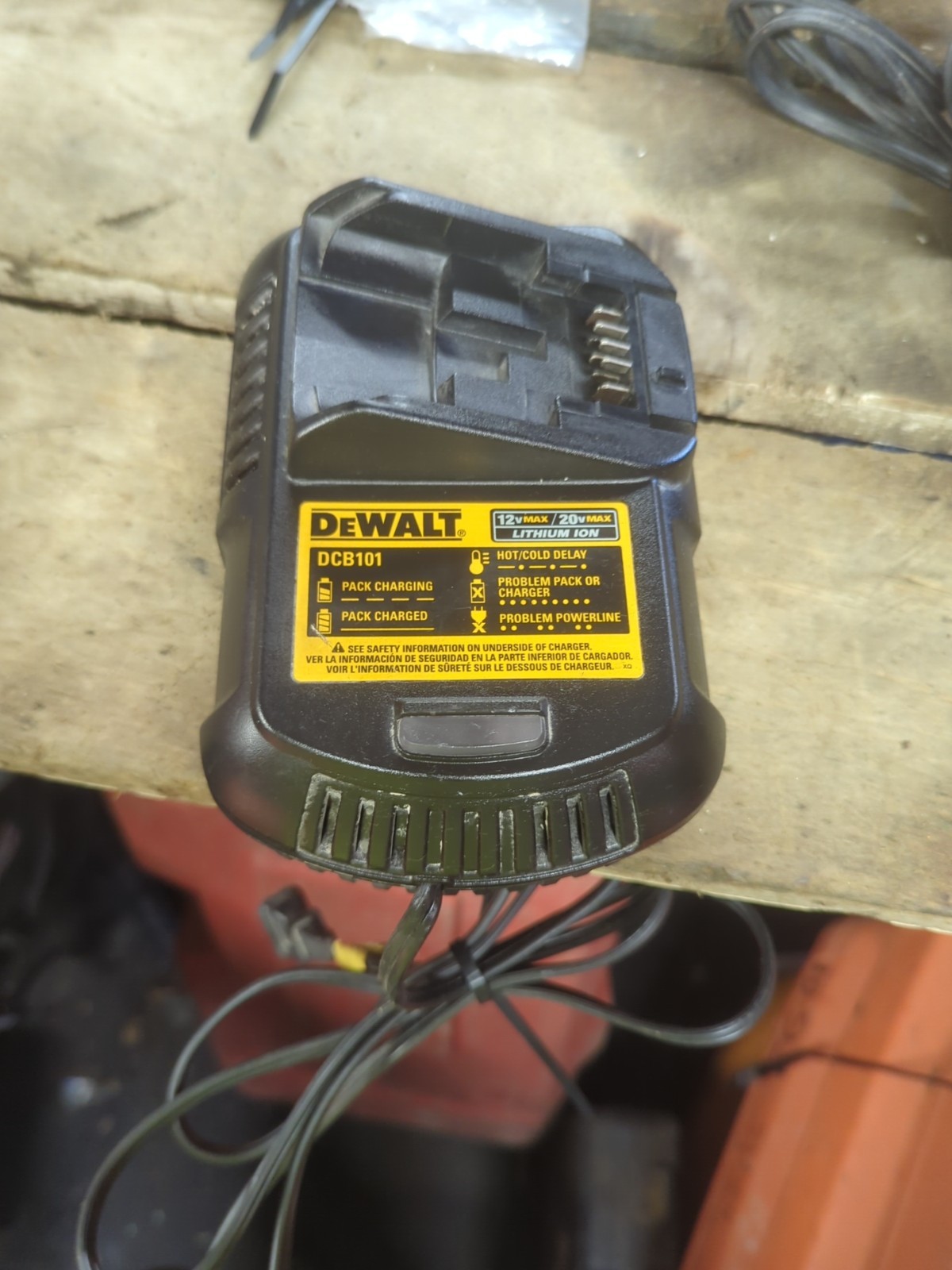 DEWALT DCB101 12V Max – 20V MAX Lithium Ion Battery Charger Black – TESTED