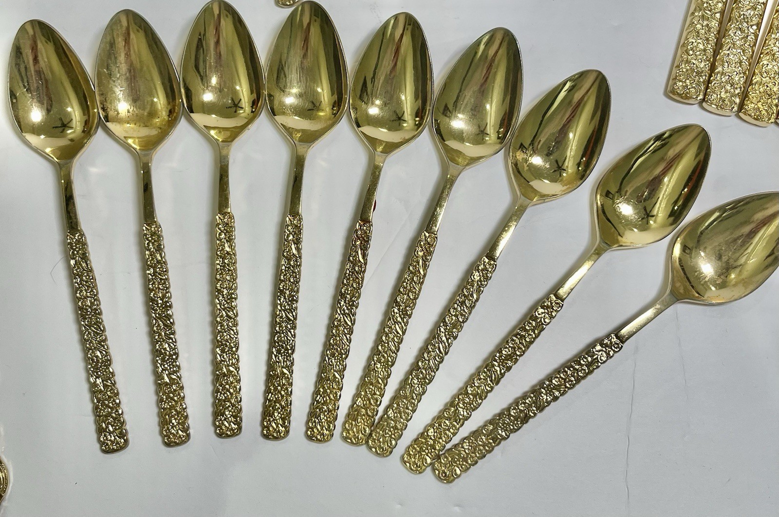GOLDEN LIFETIME CUTLERY GOLD PLATE FLATWARE 34-PIECES