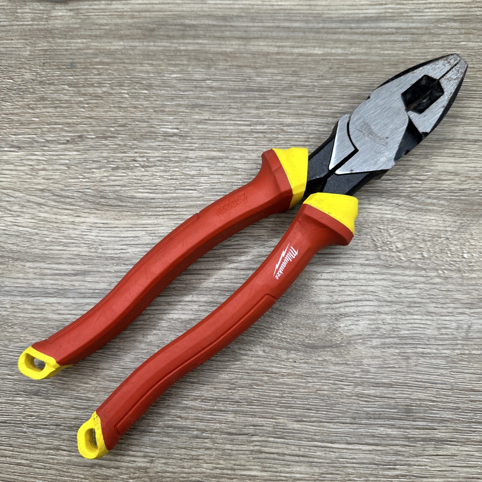 Milwaukee 48-22-2209 9 in Lineman’s Pliers 1000V Insulated Red/Yellow