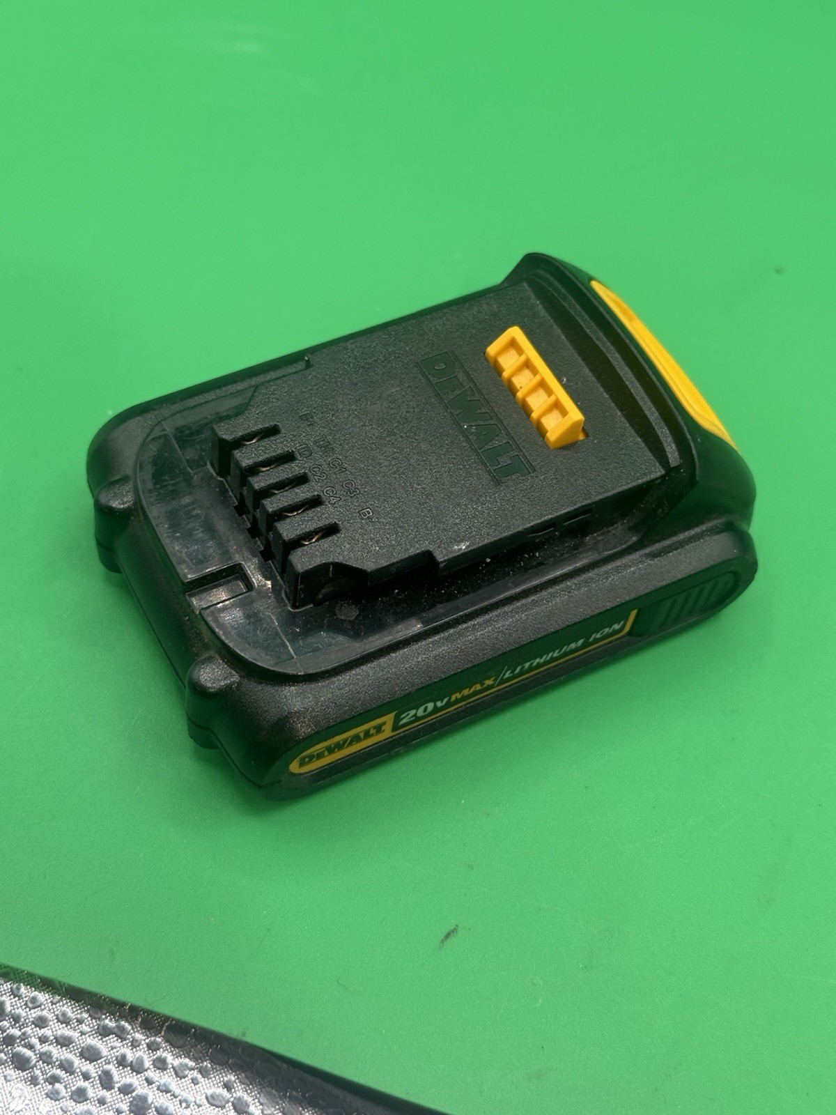 DeWalt 20V MAX Lithium-Ion Compact Battery – DCB207 1.3Ah, Black/Yellow