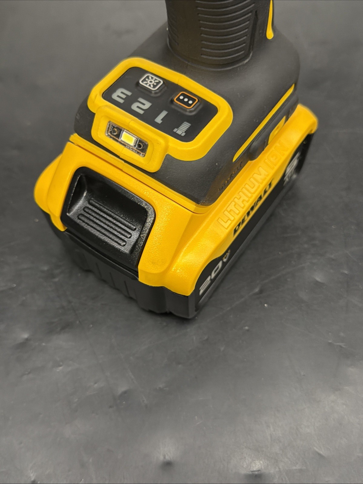 DEWALT DCF891 20V MAX XR 1/2″ Mid-Range Impact Wrench -Hog Ring with 5Ah Battery