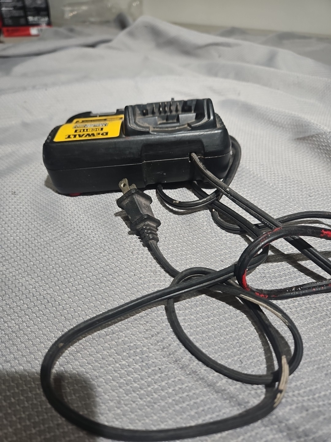 Battery Charger Dewalt DCB101 12V-20V Max Li-ion