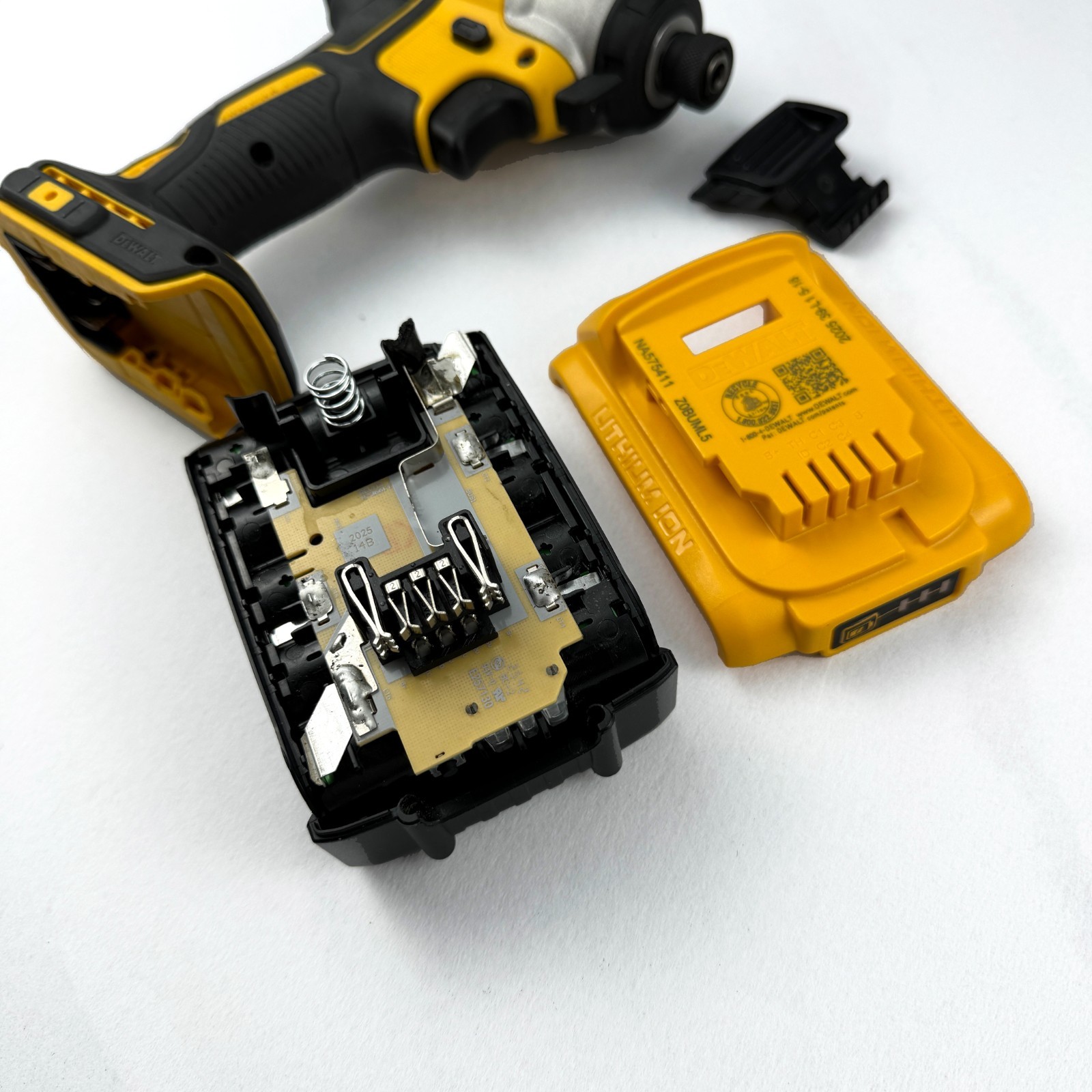 2 Pack DEWALT DCB205-2 20V MAX Premium Lithium-Ion 5.0Ah Battery