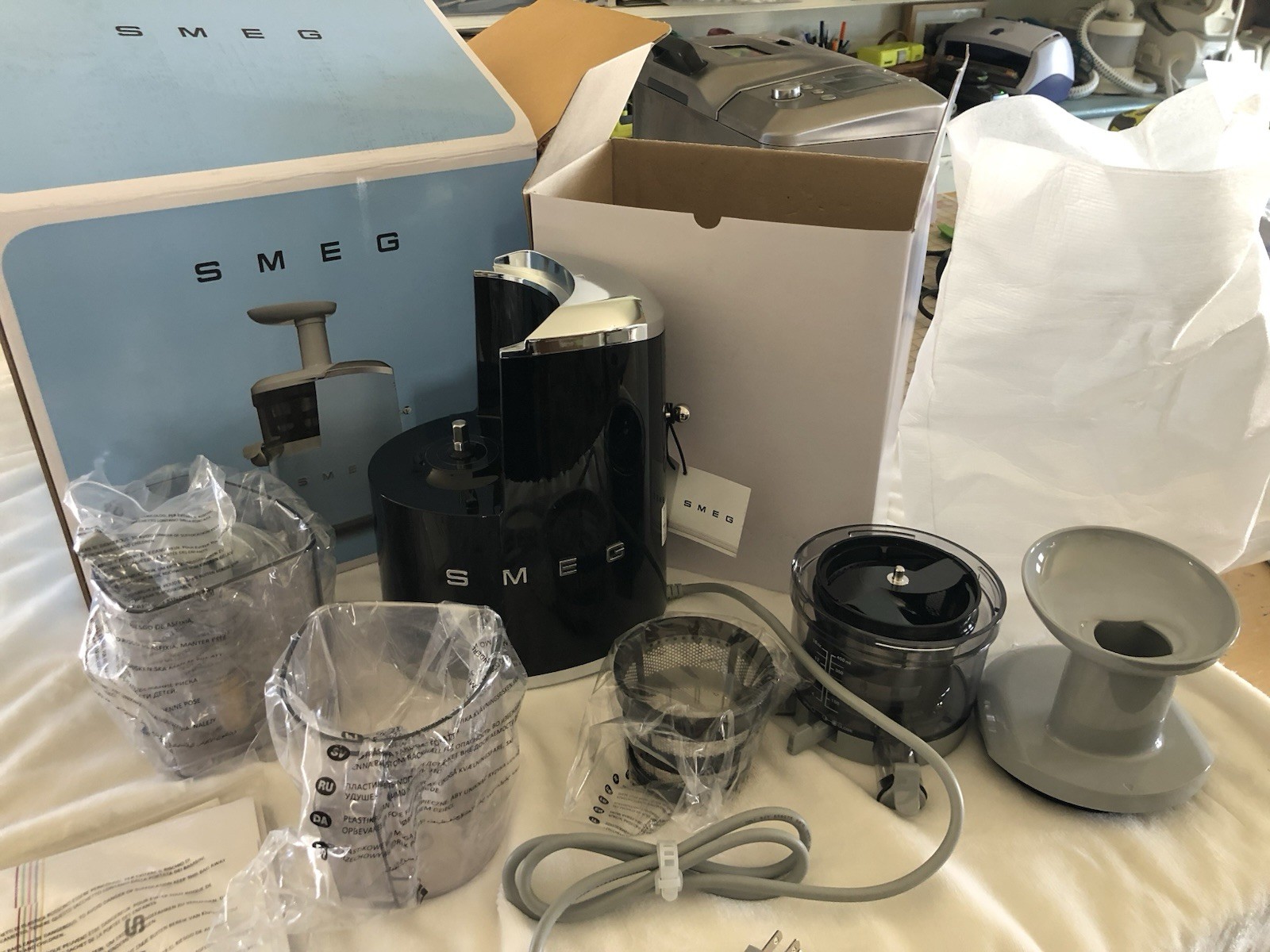 SMEG SJF01 Slow Juicer Black 150W Plastic Stainless Steel Dishwasher-Safe Parts
