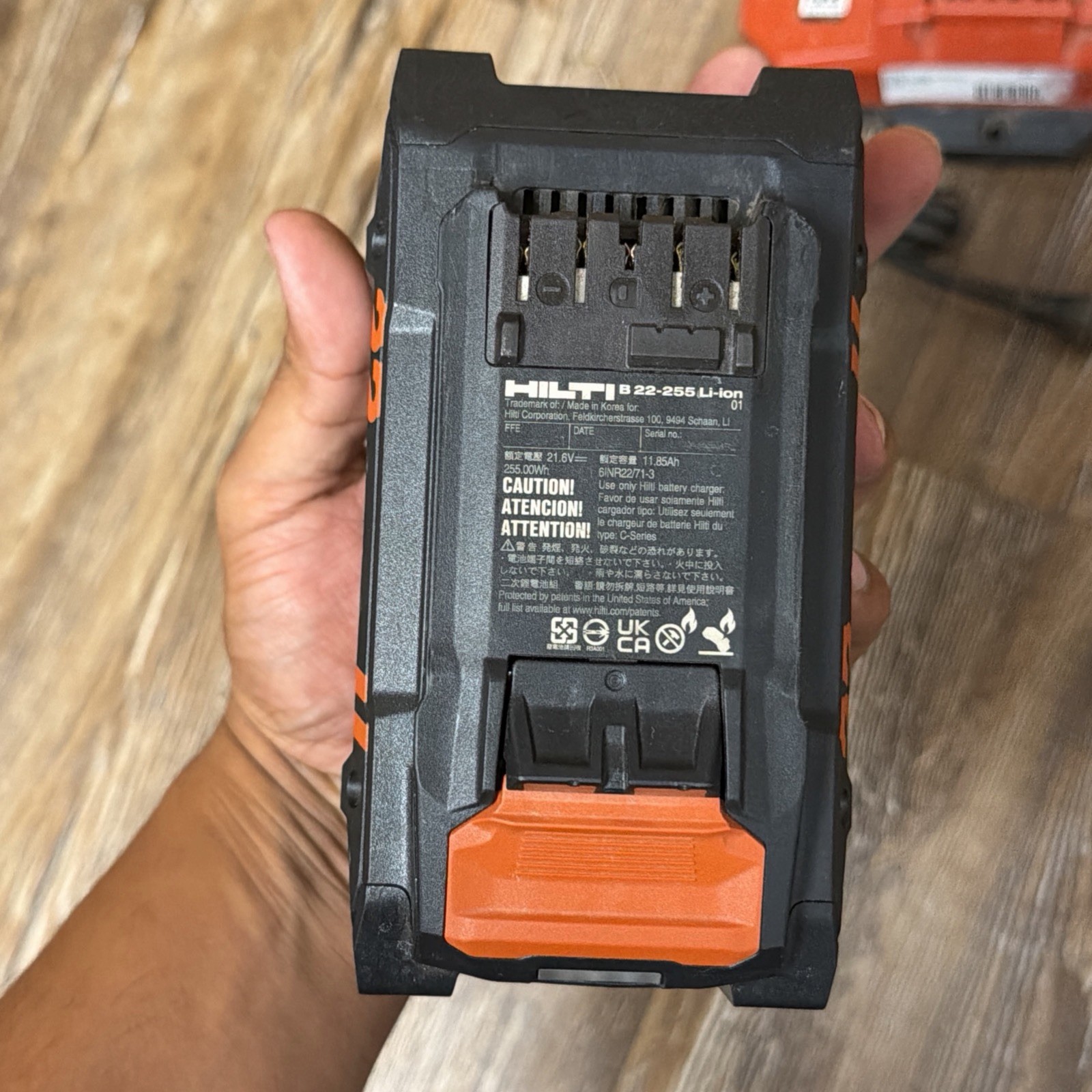 HILTI C 8-22 Nuron Charger & HILTI B 22-255 12AH BATTERY B 22-255 Li-ion