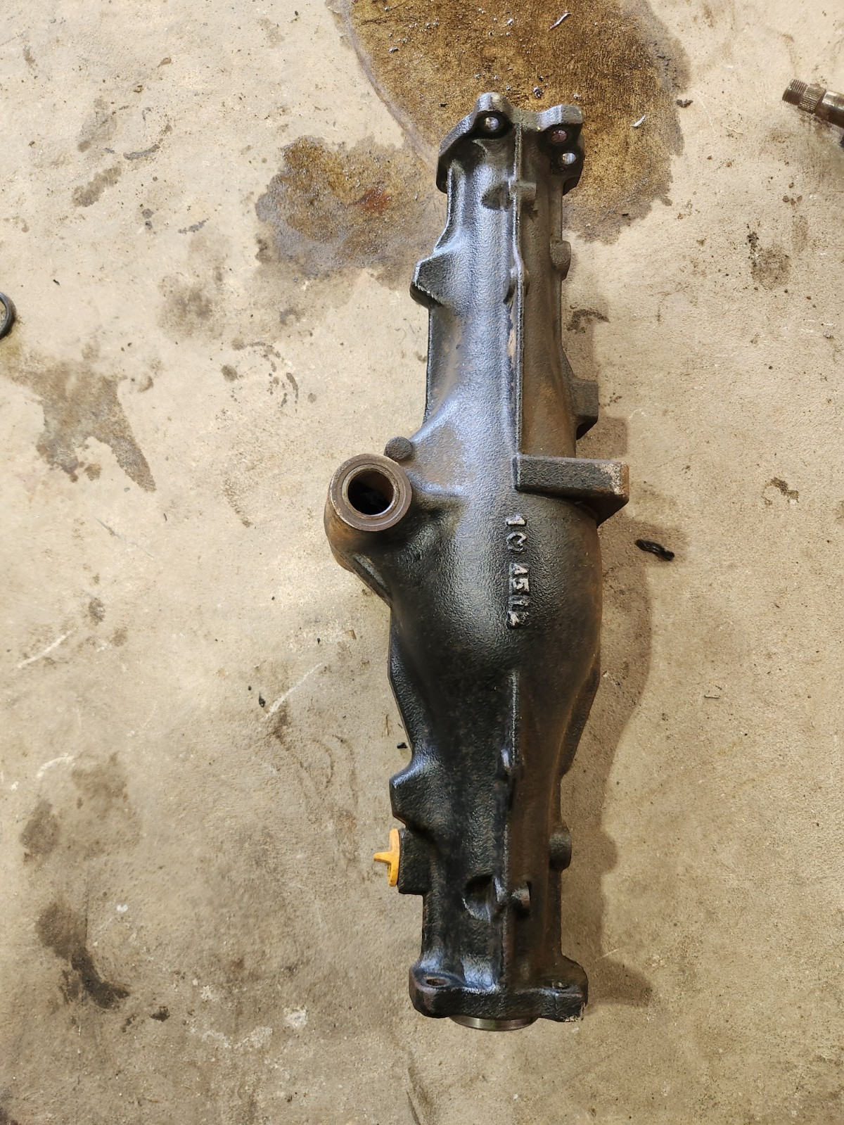 John Deere 2210 2305 Front Axle Housing