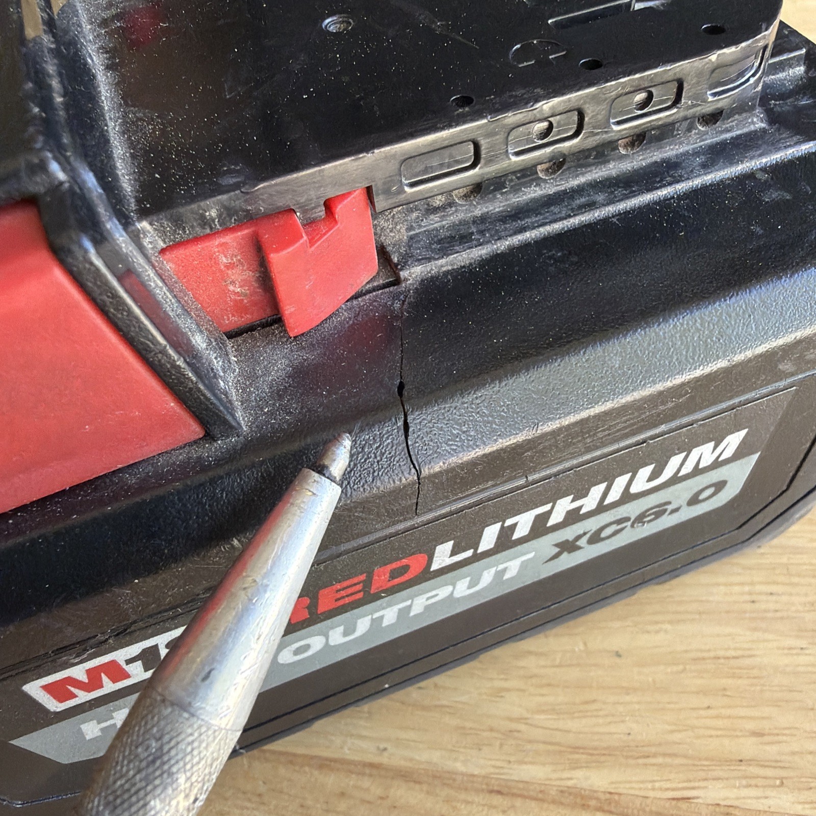 Milwaukee Tools Battery Pack M18 6ah High Output 48-11-1865 PARTS OR REPAIR READ