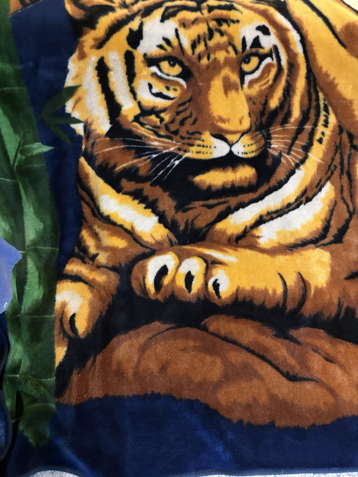 Resting Tigers Korean Mink Blanket Heavy (8.11 Lbs) Fleece 90” X 86” Soft