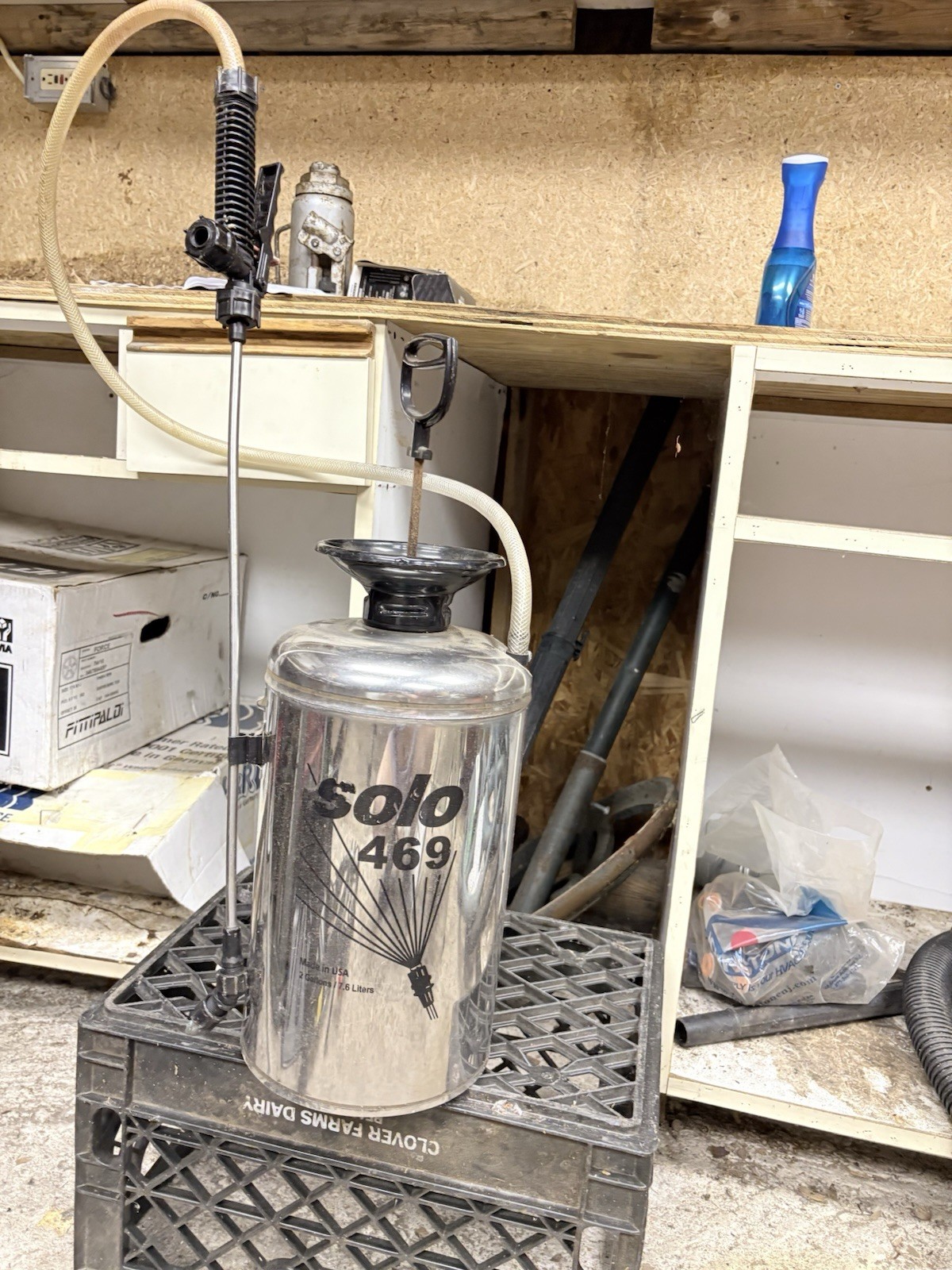 Solo 469 2 Gal Manual Metal Tank Sprayer w/ Flexible Hose & Lance