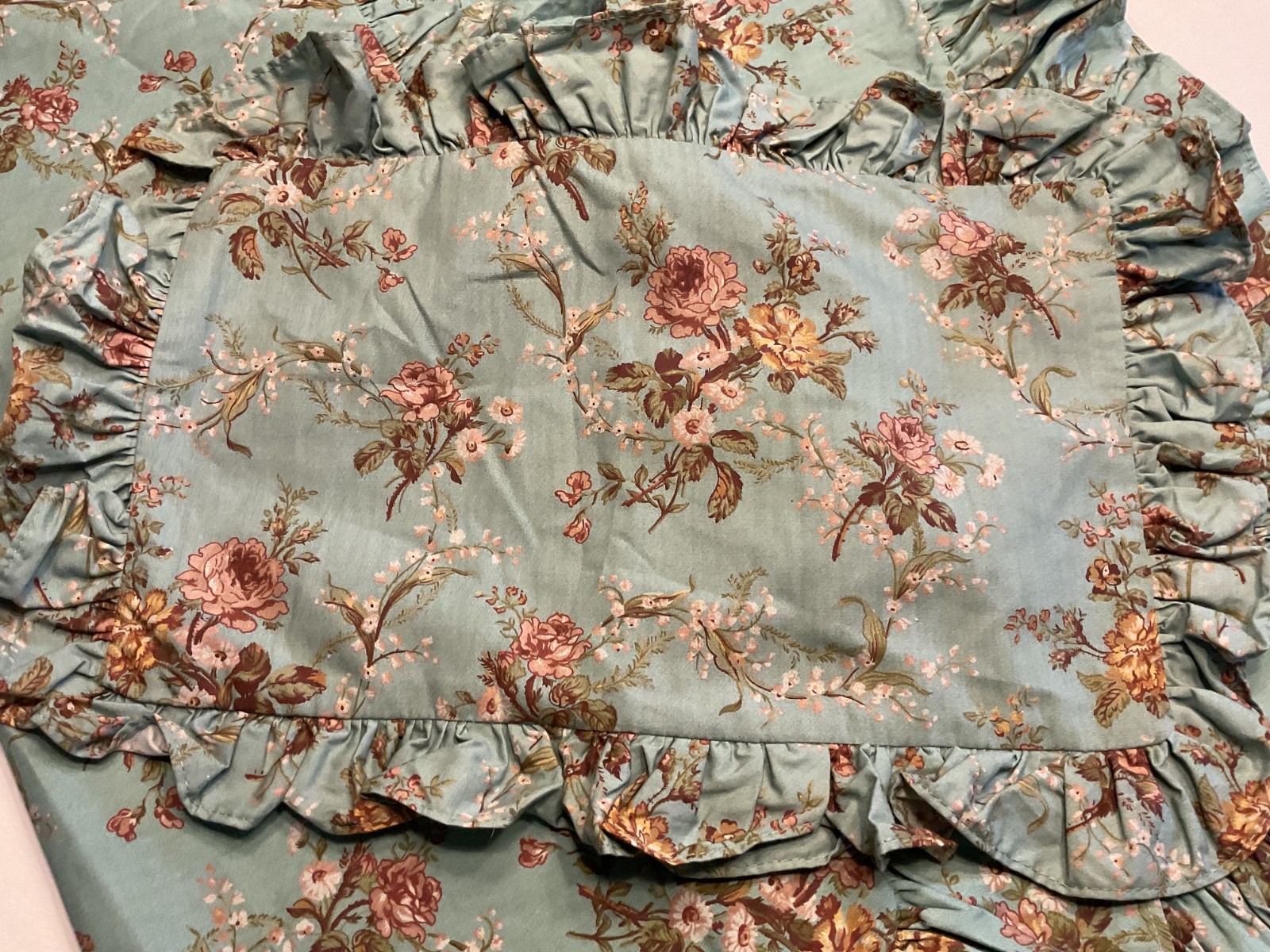 New Ralph Lauren 2pc Standard Ruffled Shams/Ruffled Throw Pillow Unknown Pattern