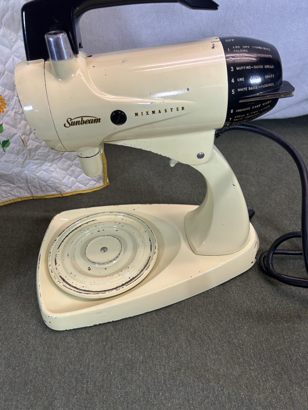 Sunbeam Mixmaster Stand Mixer 12-Speed 4-4.5 Qt 100-199W Yellow/Bowl/Cover