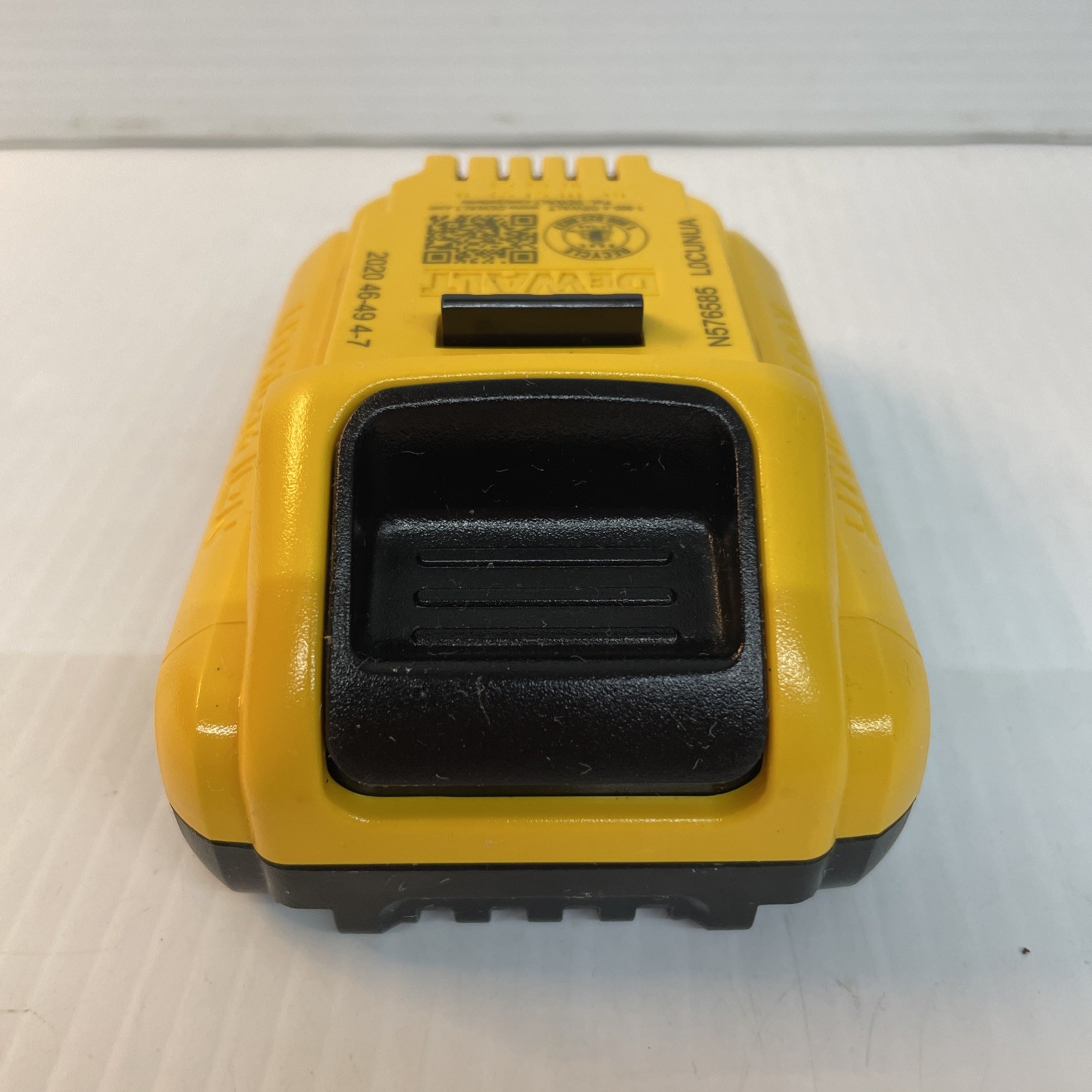 DEWALT 20V MAX Lithium-Ion 4.0Ah Battery – Charger NOT included – Pre Owned