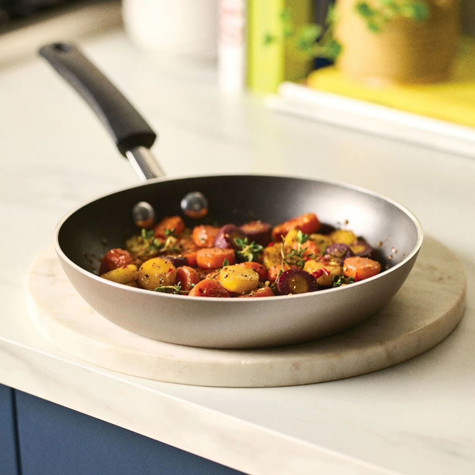 Farberware Easy Clean 8 Inch Nonstick Frying Pan / Skillet, Dishwasher Safe, Cha
