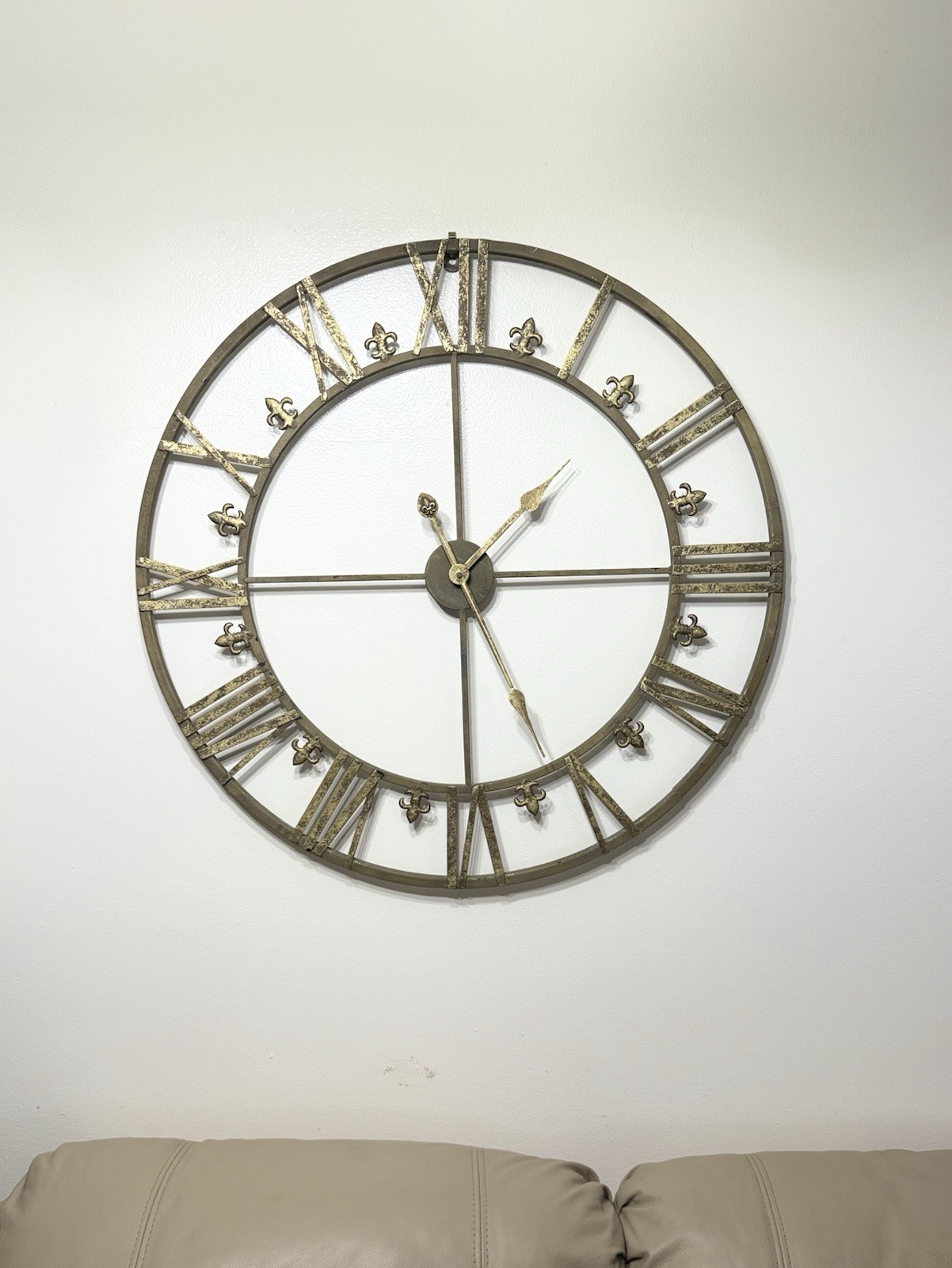 Vintage-style wall clock Analog Roman Numerals, bronze-colored)