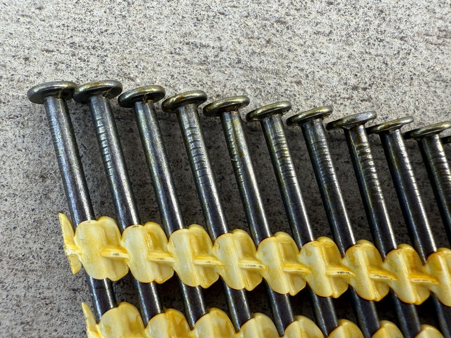 Sandbaggy 3.5 in 21 Degree Framing Nails – Plastic Collated Strip – Round Head