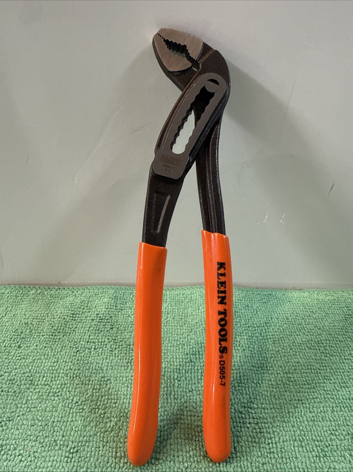 Klein Tools D505-7 Classic Klaw V Jaw Pump Pliers Orange Handle