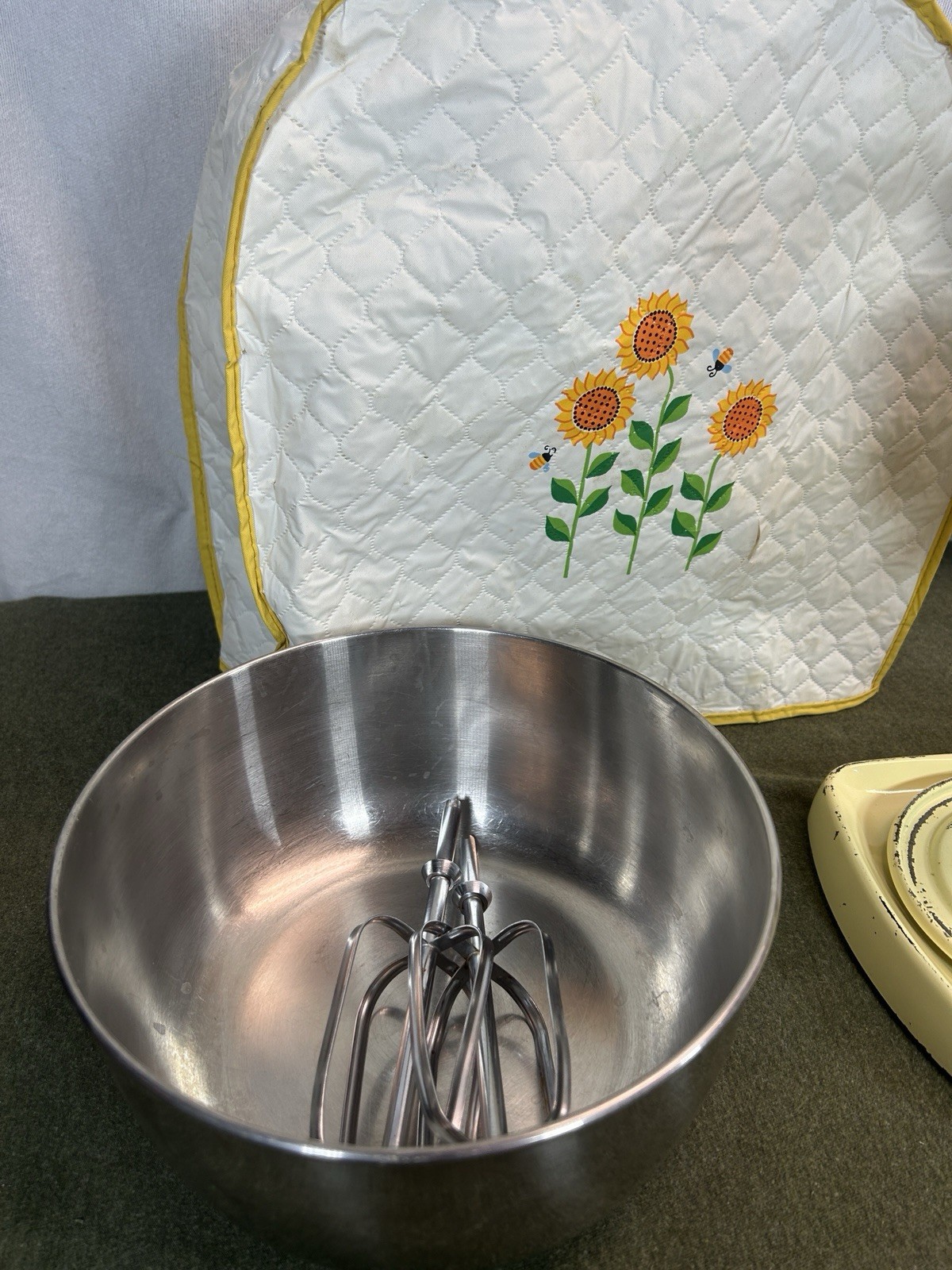 Sunbeam Mixmaster Stand Mixer 12-Speed 4-4.5 Qt 100-199W Yellow/Bowl/Cover
