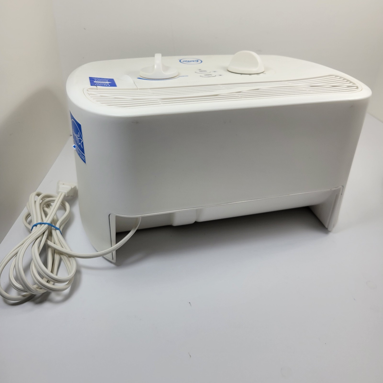 Febreze Tabletop HEPA-Type Air Purifier Model FHT170W White 85 – 100 Sq Ft