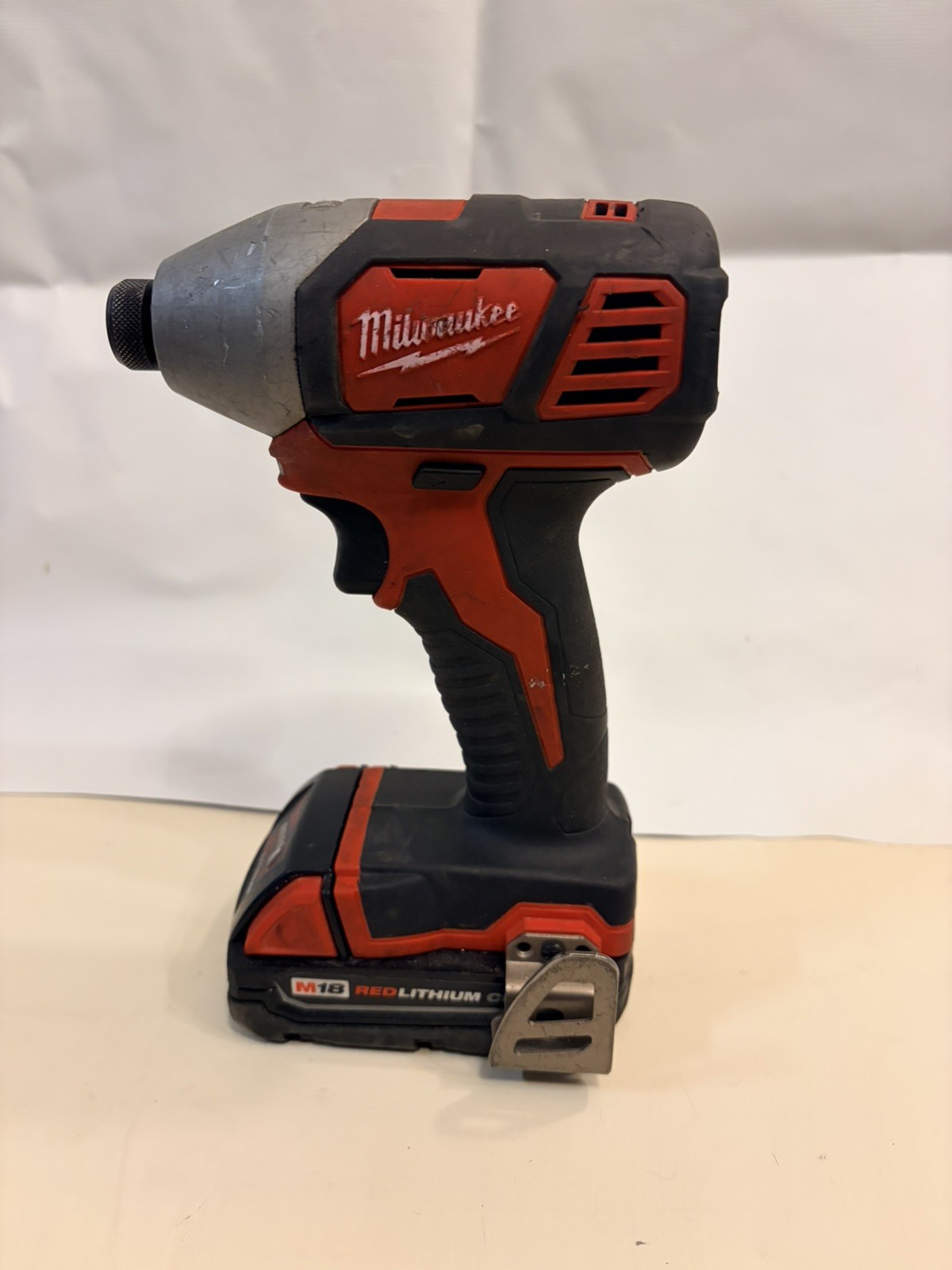 Milwaukee M18 1/4″ Hex Impact Driver (2656-20) w/M18 Red Lithium CP 2.0 Battery