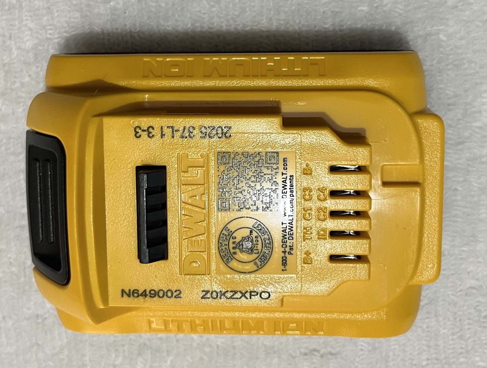 2 New Dewalt DCB203 20V Max Batteries 2.0Ah Lithium Ion Li-Ion 20 Volt DCB203-2
