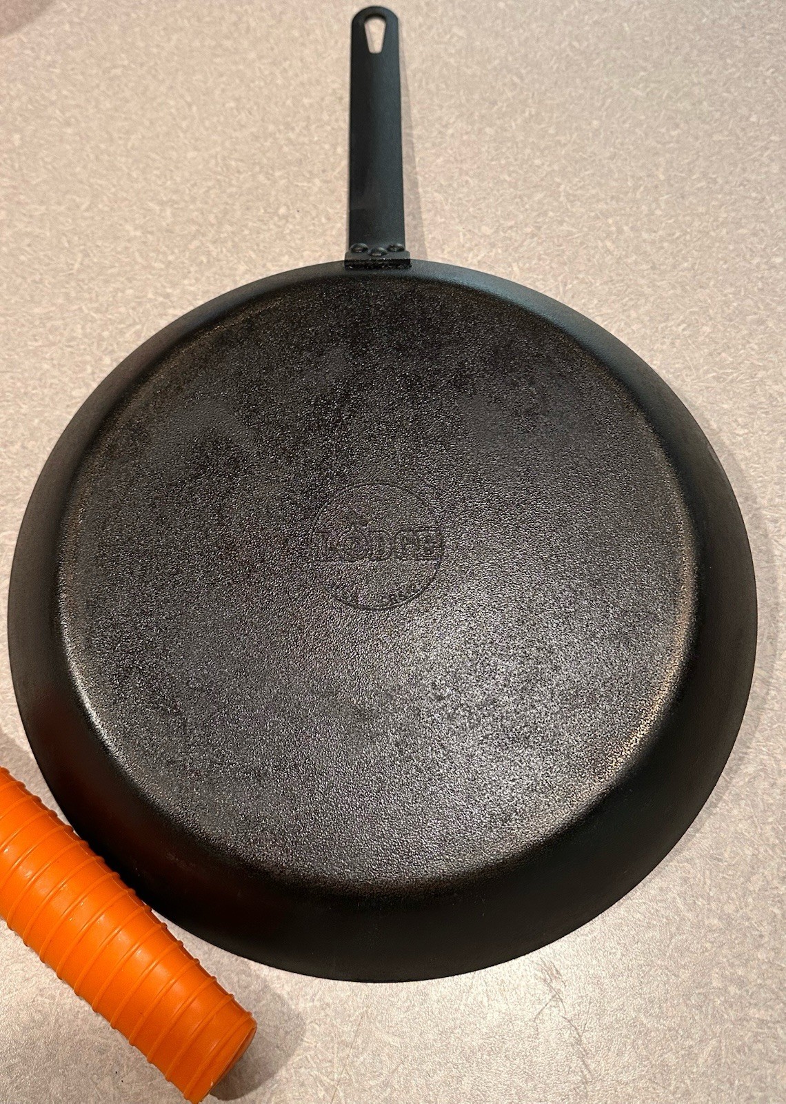 Lodge 10” Carbon Steel Skillet Frying Pan Orange Silicone Handle USA Seasoned