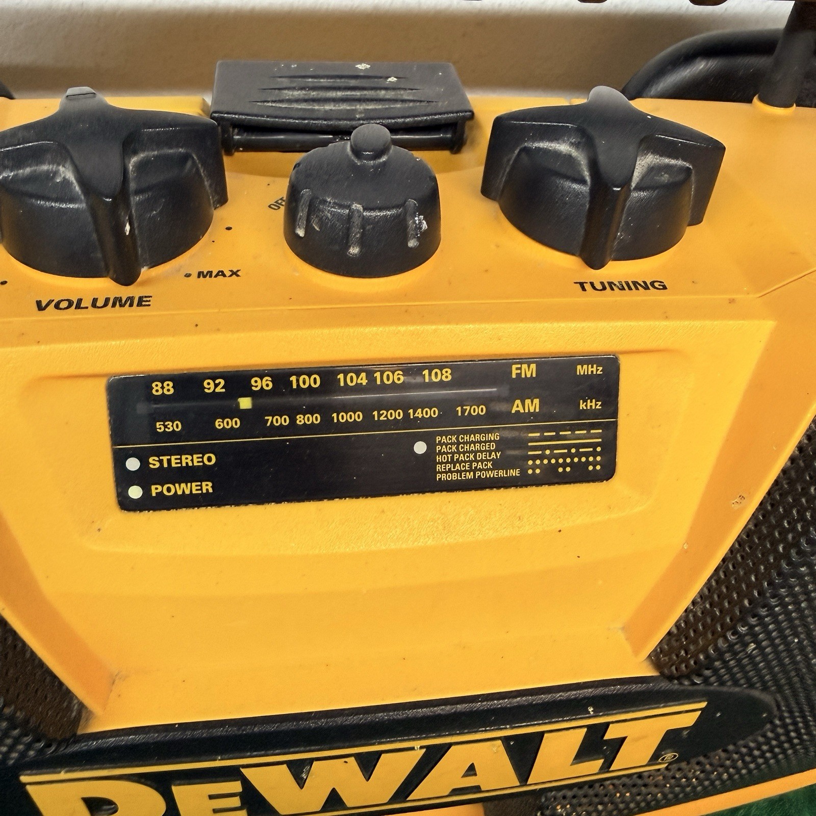DEWALT Cordless JOBSITE Radio Charger AM/FM 1-HR NiCd Battery Charger 18v Tested
