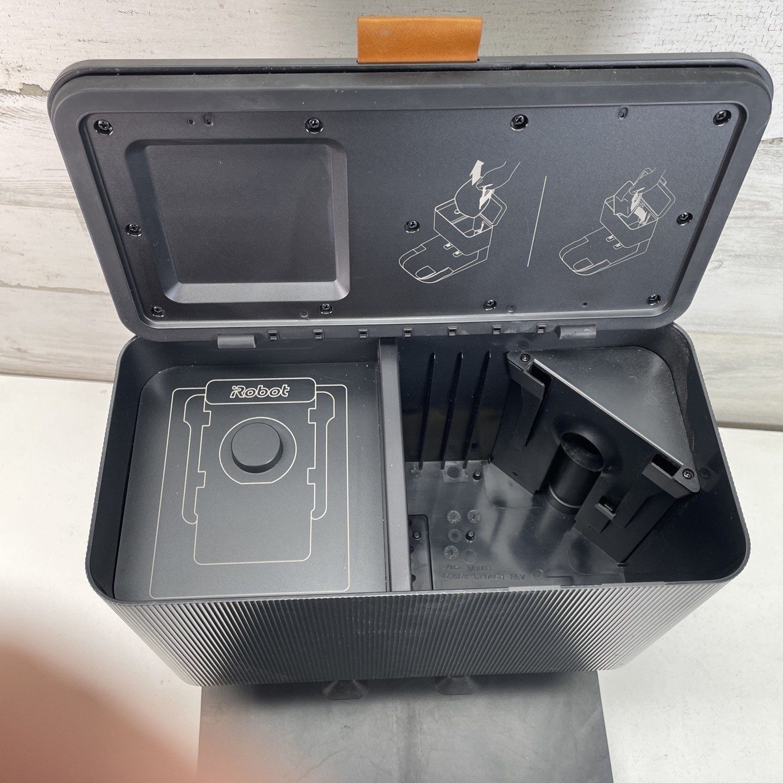 iRobot Roomba j7+ Robot Vacuum RVE-Y1 w/ Clean Base Self Empty Dock Tested