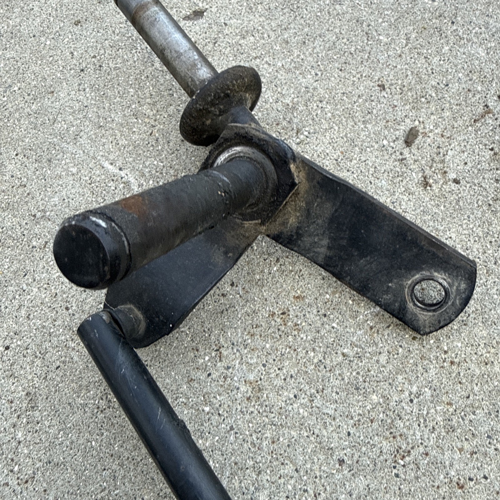 JOHN DEERE FRONT AXLE Spindles and Tie Rod. 160 165 170 175 180 185