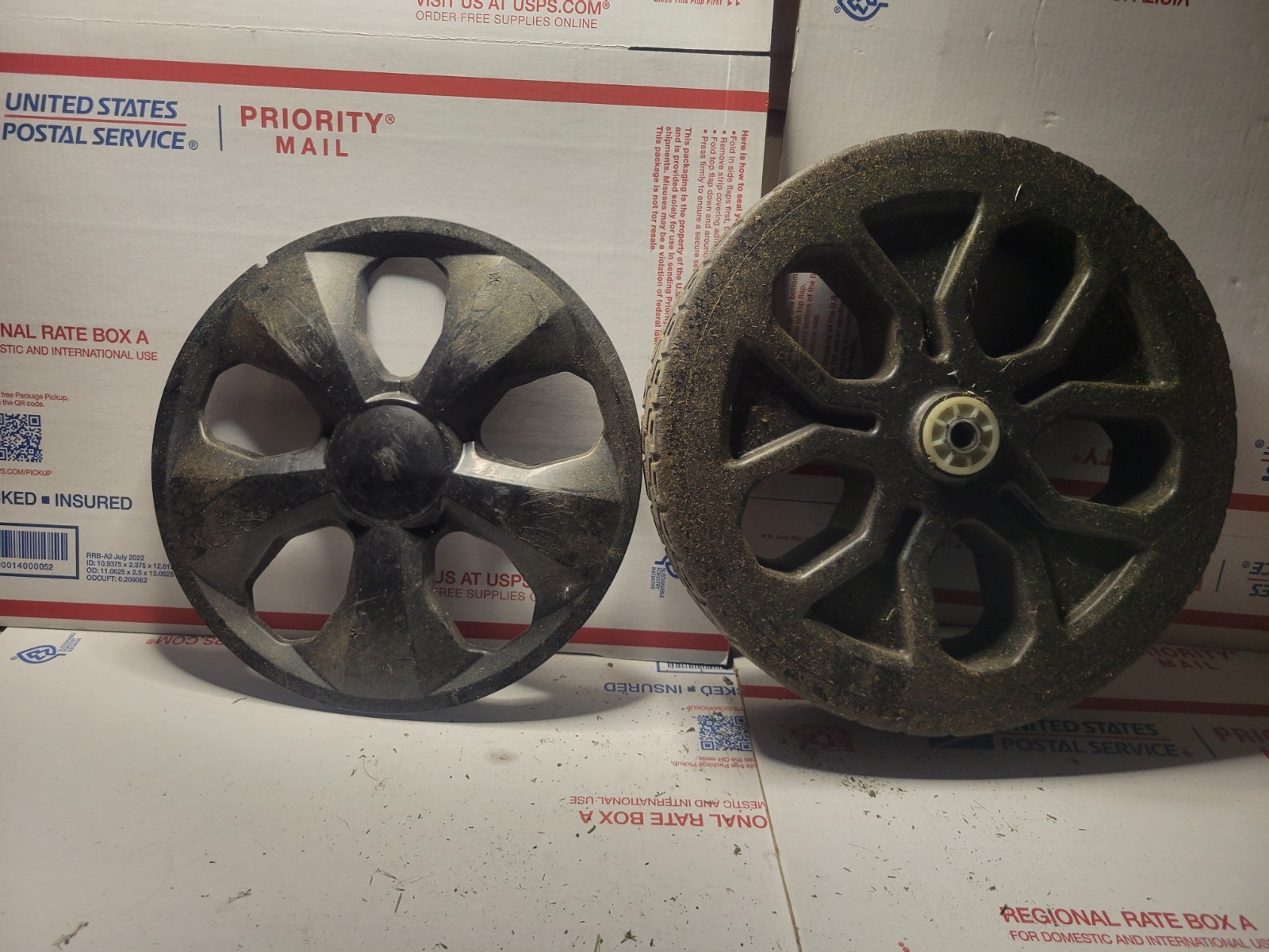 ONE USED Black & Decker MM2000 Lawn Mower Rear Wheel 514016124 514016121