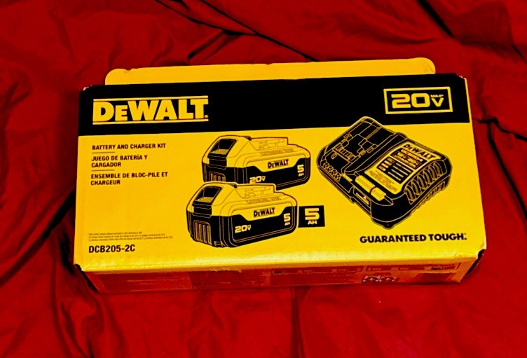 DeWalt Batteries 5ah & Charger 2x 5Ah DCB205-2C 20V(New)!!!!!!