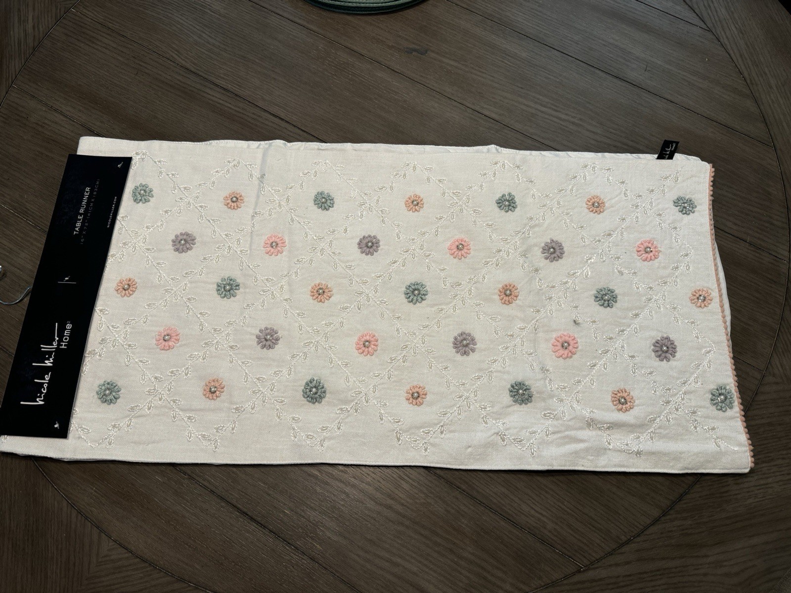 Nicole Miller Table Runner 16 ” X 72″ (41 CM X 183CM) White With Flowers