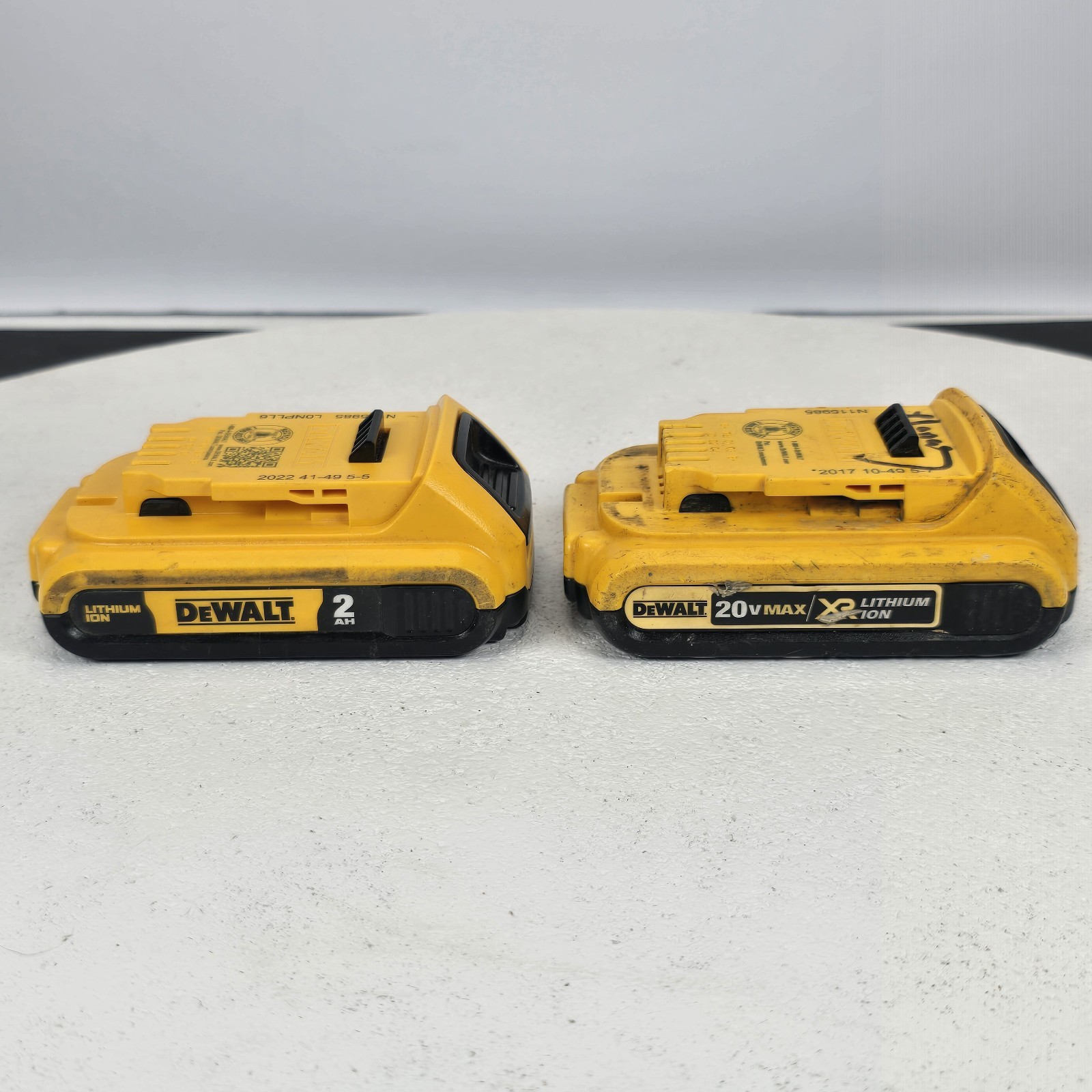Used DEWALT Genuine DCB203-2 20V 2Ah Lithium-Ion Battery – 2 Pack (READ Descrip)