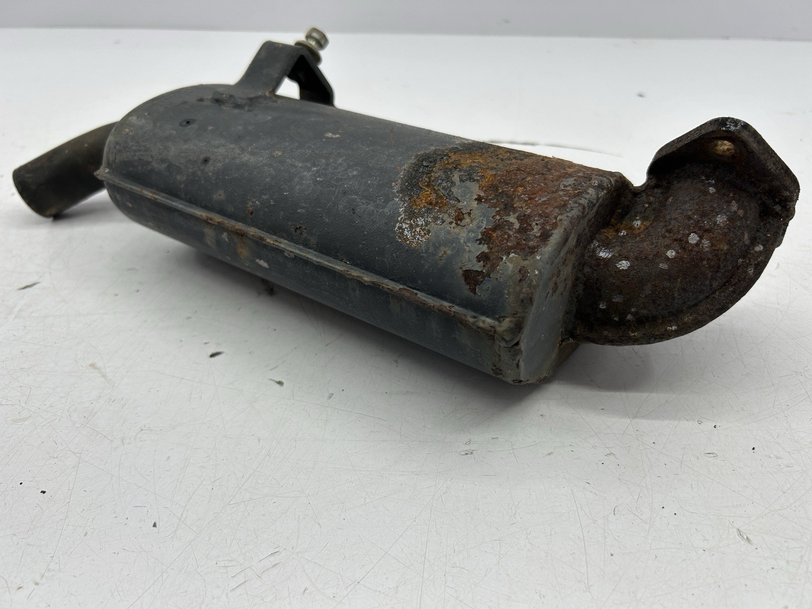JOHN DEERE MUFFLER 332 330 AM101266