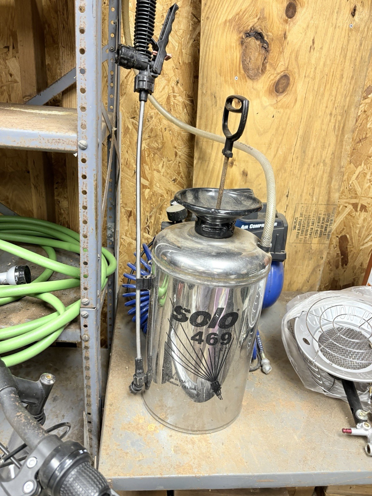 Solo 469 2 Gal Manual Metal Tank Sprayer w/ Flexible Hose & Lance