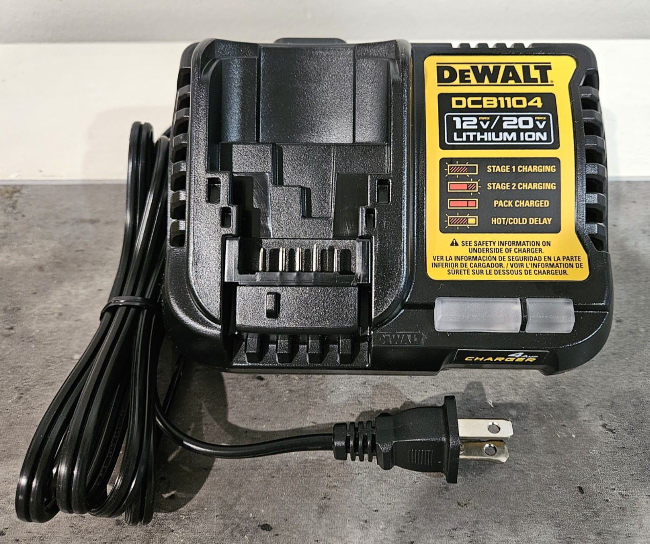 New DeWALT 20V Volt Max DCB205-2C (2 DCB205 Batteries & 1 DCB1104 Charger)