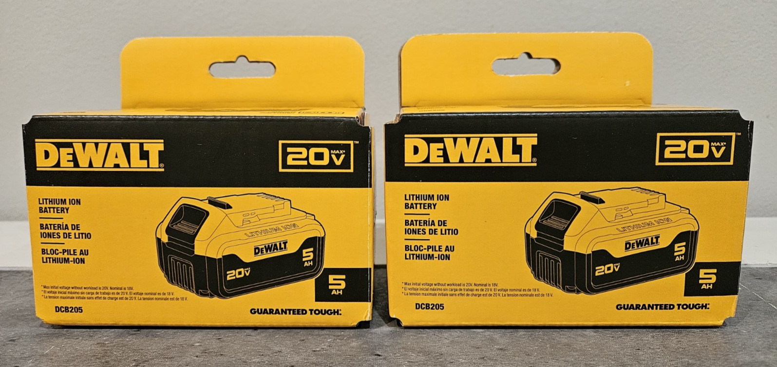 New DeWALT 20V Volt Max DCB205-2C (2 DCB205 Batteries & 1 DCB1104 Charger)
