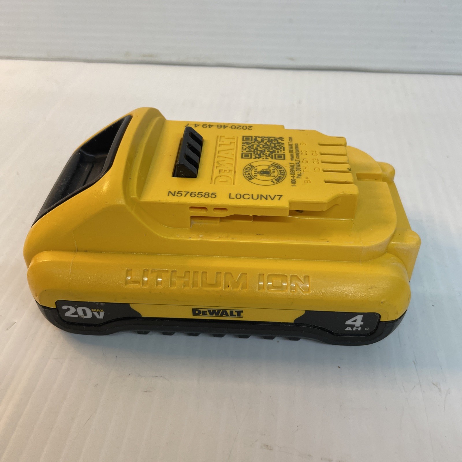 DEWALT 20V MAX Lithium-Ion 4.0Ah Battery – Charger NOT included – Pre Owned
